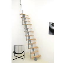 Raumansicht mit Raumspartreppe aus Holz und Metall sowie einem Stuhl