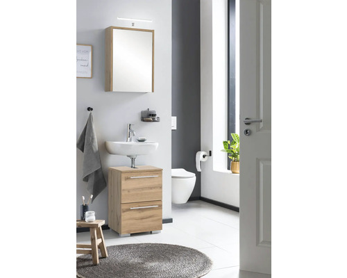 Modernes Badezimmer mit Waschtisch, Spiegelschrank, Toilette und Dekoration