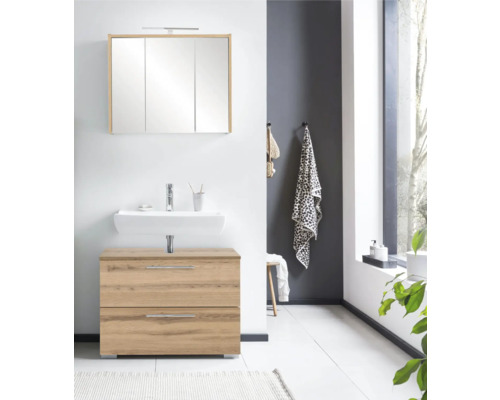 Badezimmer mit Waschtischunterschrank, Aufsatzwaschbecken und Spiegelschrank