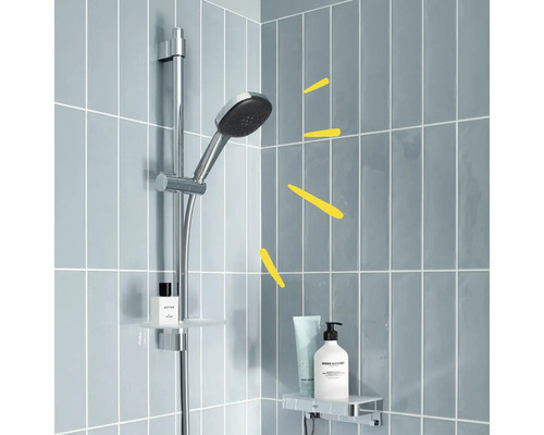 Duschstangenset mit Handbrause und Ablagen im Badezimmer