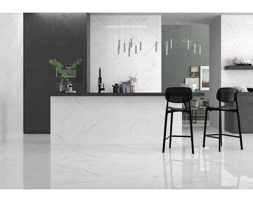 Heller Küchenraum mit Marmorfliesen an Boden und Wand