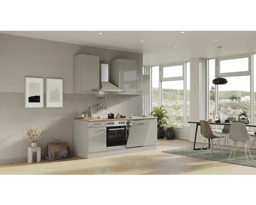 Helle Küche mit Einbaugeräten und Essbereich an großen Fenstern