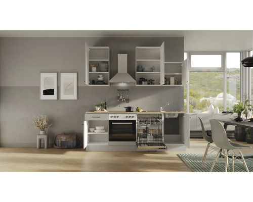 Komplette Küche mit Hängeschränken, Dunstabzugshaube, Herd, Spülmaschine und Spüle.