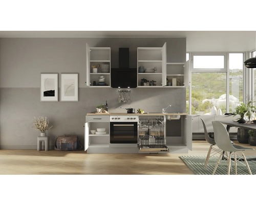 Helle Küche mit Einbaugeräten und offenen Schränken in einem modern eingerichteten Raum