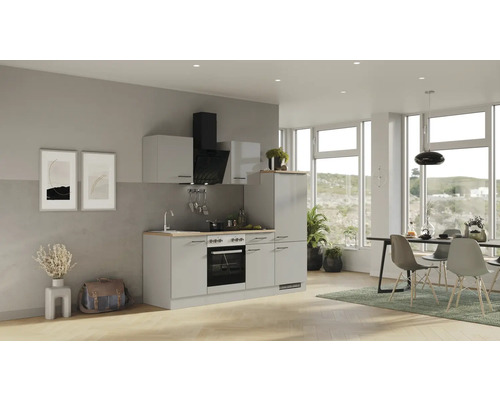 Helles Wohnzimmer mit Küchenzeile, Esstisch und Stühlen