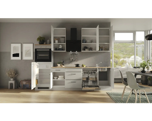 Helle Küche mit Einbauschränken, Geschirrspüler, Kühlschrank und Dunstabzugshaube.