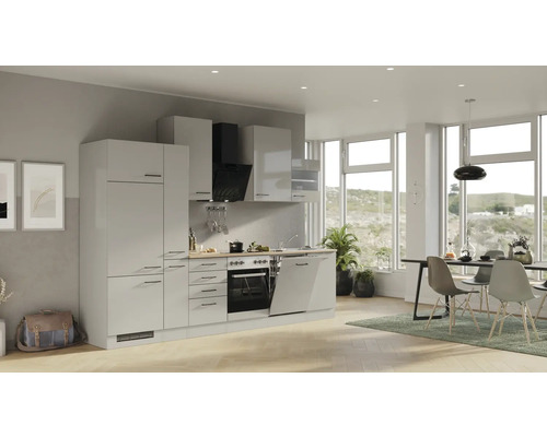 Helle Küche mit Küchenschränken, Dunstabzugshaube, Spüle, Geschirrspüler, Backofen und Essbereich in einem hellen Raum