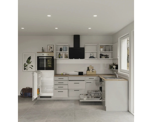 Helle Küche mit offenem Kühlschrank, Geschirrspüler, Kochfeld, Dunstabzugshaube und Hängeschränken.