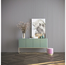 Dekoratives Interieur mit Kommode, Hocker und Wandbild in einem Raum mit gestreifter Tapete.