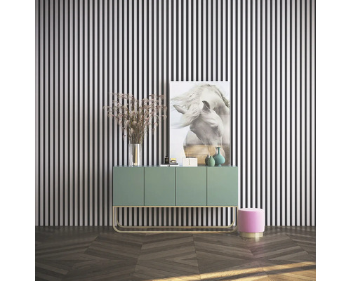 Dekoratives Interieur mit Kommode, Hocker und Wandbild in einem Raum mit gestreifter Tapete.