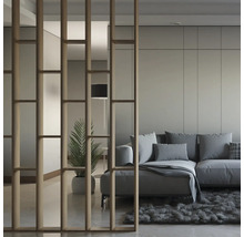 Wohnzimmer mit Raumteiler aus Holz, Sofa und Teppich