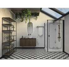 Badezimmer mit Dusche, Waschtisch, Spiegel, Regal und schwarz-weiß gemustertem Boden.