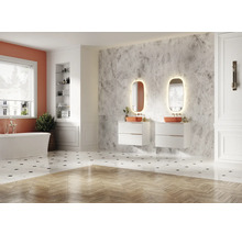 Helles Badezimmer mit Badewanne, Waschbeckenunterschränken und beleuchteten Spiegeln
