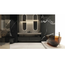 Modernes Badezimmer mit Badewanne, Waschbecken, Spiegel und dunkler Marmorwand.