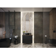 Modernes Badezimmer mit freistehender Badewanne, Waschtisch und Spiegel