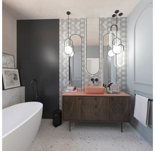 Badezimmer mit Badewanne, Waschtisch, Spiegel und Beleuchtung für ein modernes Ambiente