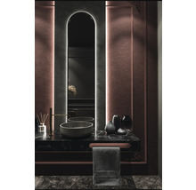Modernes Badezimmer mit Waschbecken, Spiegel und Handtuchhalter