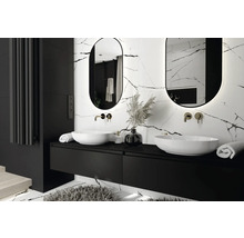 Modernes Badezimmer mit zwei Waschbecken, schwarzen Unterschränken, ovalen Spiegeln und Marmorfliesen