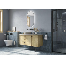 Badezimmer mit Waschtischunterschrank, Spiegel, Toilette und Dusche in hellem Design