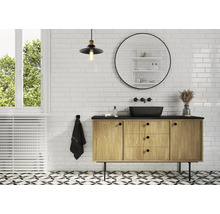 Modernes Badezimmer mit Waschtisch, Spiegel und Beleuchtung