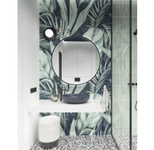 Helles Badezimmer mit Spiegel, Waschtisch, Waschbecken, Hocker, Duschkabine und floraler Tapete