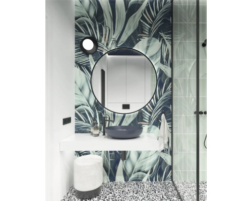 Modernes Badezimmer mit rundem Spiegel, Waschtisch, Aufsatzwaschbecken und tropischem Blattmuster an der Wand.