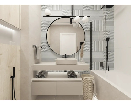 Modernes Badezimmer mit Waschtisch, Spiegel, Badewanne und dekorativen Fliesen