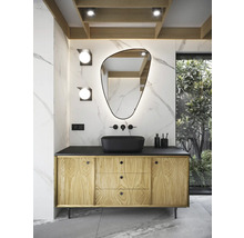Modernes Badezimmer mit Holzunterschrank, schwarzem Aufsatzwaschbecken und asymmetrischem Spiegel