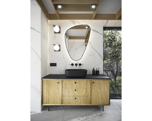 Modernes Badezimmer mit Holzunterschrank, schwarzem Aufsatzwaschbecken und asymmetrischem Spiegel