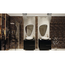 Helles Badezimmer mit Dusche, Waschbeckenunterschränken, ungewöhnlich geformten Spiegeln und glitzernden Kronleuchtern