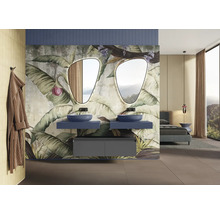 Badezimmer mit Doppelwaschbecken, Spiegeln und botanischer Tapete