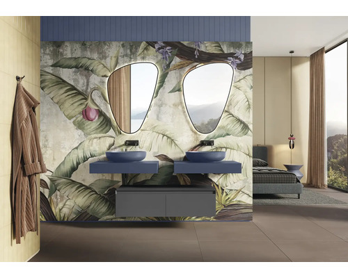 Badezimmer mit Doppelwaschbecken, Spiegeln und botanischer Tapete