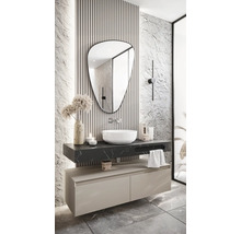 Modernes Badezimmer mit Spiegel, Waschbecken und Unterschrank