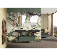 Modernes Badezimmer mit zwei Waschbecken, Spiegeln und floraler Tapete.