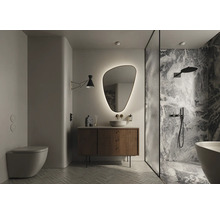 Modernes Badezimmer mit Waschtisch, Spiegel mit Beleuchtung, Toilette und Dusche mit Marmoroptik