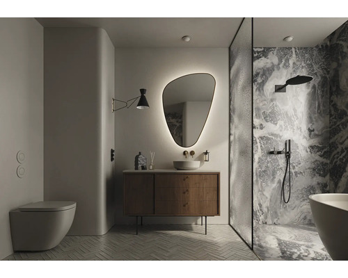 Modernes Badezimmer mit Waschtisch, Spiegel mit Beleuchtung, Toilette und Dusche mit Marmoroptik
