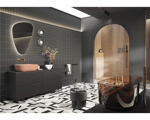 Modernes Badezimmer mit Waschtisch, Spiegel, Fliesen und freistehender Badewanne