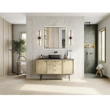 Helles Badezimmer mit Waschtischunterschrank, Spiegel, Dusche und Badewanne für ein modernes Ambiente