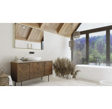 Badezimmer mit Waschtischunterschrank, Spiegel und Badewanne vor Fenster