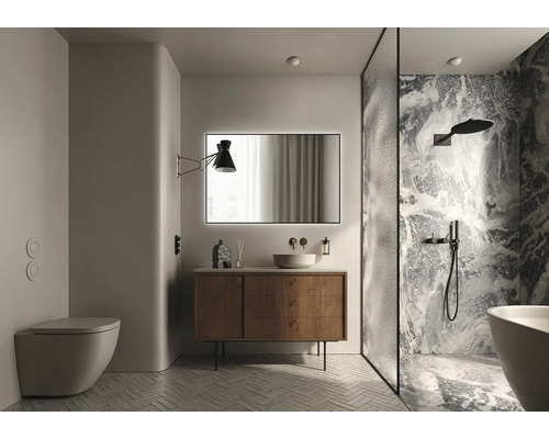 Modernes Badezimmer mit Waschtischunterschrank, Spiegel, Toilette und Dusche.