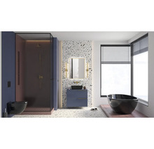 Badezimmer mit Dusche, Toilette, Waschtisch, Spiegel und Badewanne