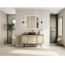 Badezimmer mit Waschtisch, Spiegel, Dusche und Badewanne in hellem Design