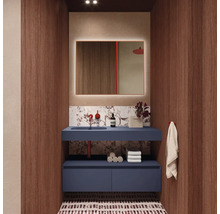 Modernes Badezimmer mit blauem Waschtischunterschrank, beleuchtetem Spiegel und Holzpaneelen