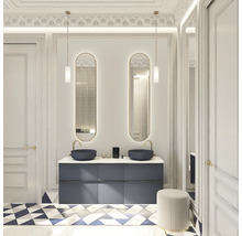 Badezimmer mit Doppelwaschbecken, Spiegeln und geometrischen Fliesen