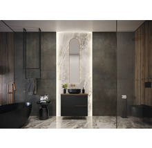 Modernes Badezimmer mit Waschtisch, Spiegel, Badewanne und Toilette