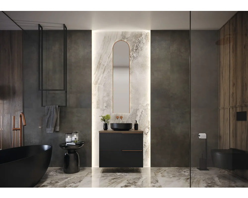 Modernes Badezimmer mit Waschtisch, Spiegel, Badewanne und Toilette
