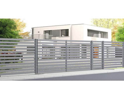 Zaun aus Aluminiumlatten vor einem Wohnhaus