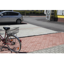Fahrrad mit Korb auf Pflastersteinen geparkt