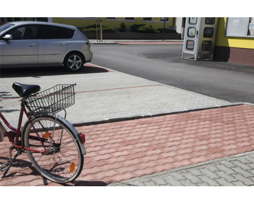 Fahrrad mit Korb auf Pflastersteinen geparkt