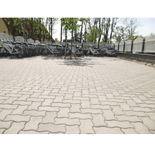 Fahrradparkplatz mit Betonpflastersteinen und Fahrrädern